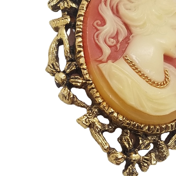 VINTAGE VICTORIAN REVIVAL CAMEO GIRL WEARING CHAIN NECKLACE BROOCH/ PENDANT - Picture 3 of 4